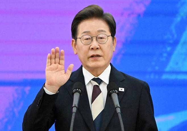 이재명 대통령이 4일 서울 여의도 국회에서 열린 취임식에서 취임선서를 하고 있다. 흰색과 짙은 붉은색, 파란색이 조화를 이룬 넥타이가 시선을 끌고 있다. 2025.06.04. 국회사진기자단