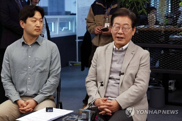 이재명(오른쪽) 더불어민주당 대선 후보가 4월 14일 서울 신사동의 퓨리오사AI에서 임직원들과 간담회를 하고 있다. 연합뉴스