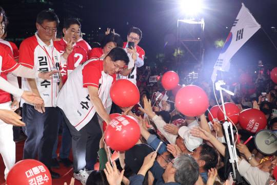김문수 국민의힘 대선 후보가 지난 2일 서울시청 앞 서울광장에서 열린 피날레 유세에서 지지를 호소하고 있다. [공동취재]