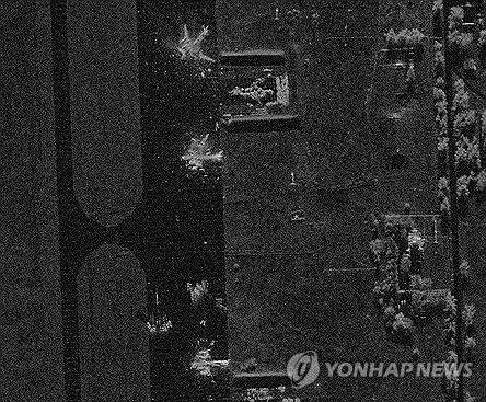 미국 위성기업 카펠라 스페이스가 2일(현지시간) 합성개구레이더(SAR·Synthetic Aperture Radar) 위성으로 촬영한 러시아 이르쿠츠크주 벨라야 공군기지에 러시아군 전략폭격기의 잔해로 보이는 물체가 널려 있는 모습. 로이터 연합뉴스