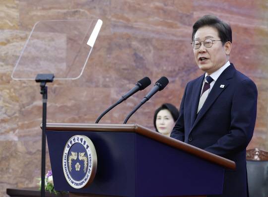 이재명 대통령이 4일 서울 여의도 국회에서 열린 제21대 대통령 취임선서식에서 취임 연설을 하고 있다. 연합뉴스.