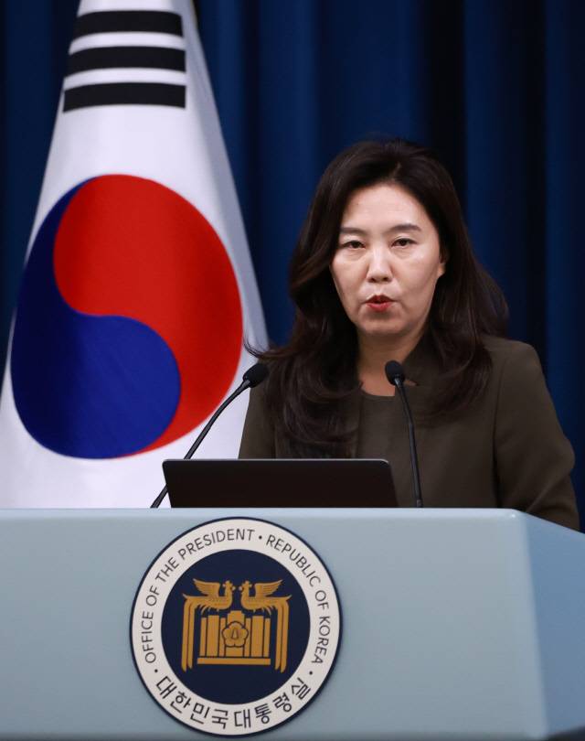 강유정 대통령실 대변인이 4일 서울 용산 대통령실 청사에서 현안 브리핑을 하고 있다. 연합뉴스.