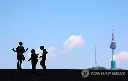 미세먼지 농도는 전국적으로 '좋음' 수준을 보인 4일 서울 용산구 국립중앙박물관을 찾은 시민들 뒤로 푸른 하늘이 펼쳐져 있다. [연합뉴스]