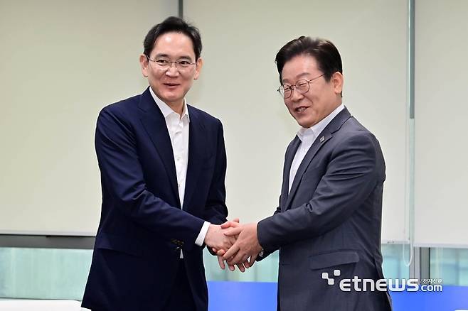 이재명 더불어민주당 대표와 이재용 삼성전자 회장이 지난 3월 20일 오전 서울 강남구 사피(SSAFY·삼성청년소프트웨어)아카데미에서 악수를 나누고 있다. 이동근기자 foto@etnews.com