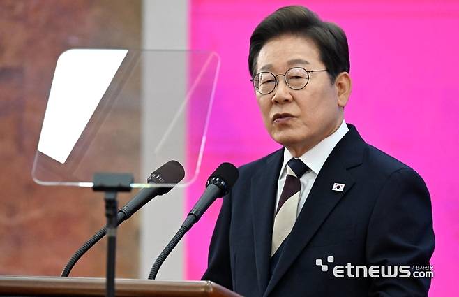 이재명 대통령이 4일 서울 여의도 국회 로텐더홀에서 열린 제21대 대통령 취임 선서 행사에서 국민께 드리는 말씀을 발표하고 있다. 이동근기자 foto@etnews.com