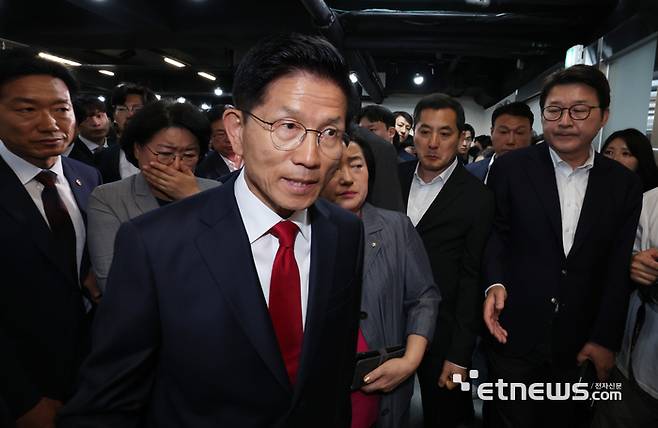 김문수 국민의힘 대선후보가 4일 새벽 서울시 여의도 국민의힘 당사에서 대선 승복연설 후 퇴장하고 있다.