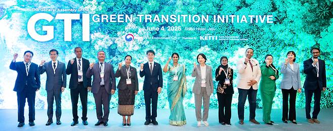 김완섭 환경부 장관(왼쪽 여섯번째)이 4일 제주 신라호텔에서 녹색전환이니셔티브(GTI) 제1차 정기총회에 참석한 뒤 각국 정부 대표단 및 국제기구 관계자들과 함께 기념촬영을 하고 있다.[환경부 제공]