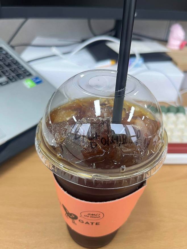 FRpGgk.jpg 블라인드)카페 알바가 컵 뚜껑에 메모 남김 블라인드)카페 알바가 컵 뚜껑에 메모 남김