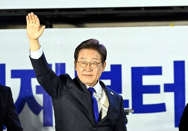 (서울=뉴스1) 안은나 기자 = 당선이 확실시된 이재명 더불어민주당 대통령 후보가 4일 서울 여의도 국회 앞에 마련된 민주당 국민개표방송시청 현장을 찾아 지지자들에게 인사하고 있다. (공동취재) 2025.6.4/뉴스1 /사진=뉴스1화상