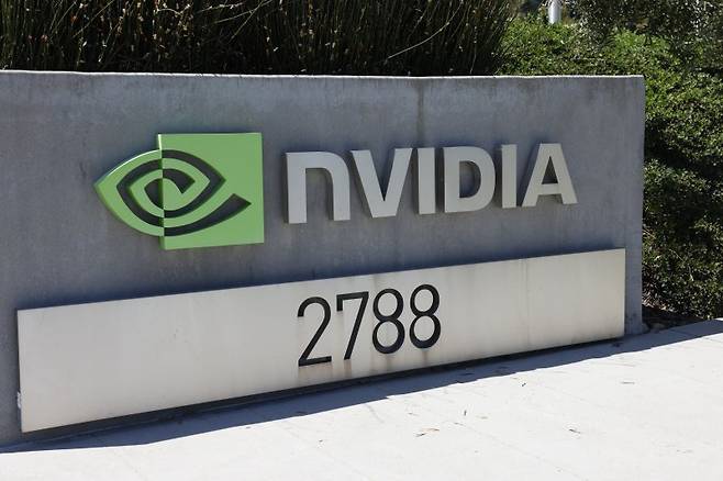 엔비디아가 3일(현지시간) 뉴욕 증시를 이끌며 시가총액 1위 자리를 다시 꿰찼다. 뉴욕 증시는 엔비디아가 주도한 기술주 강세 속에 이틀을 내리 올랐다. EPA 연합
