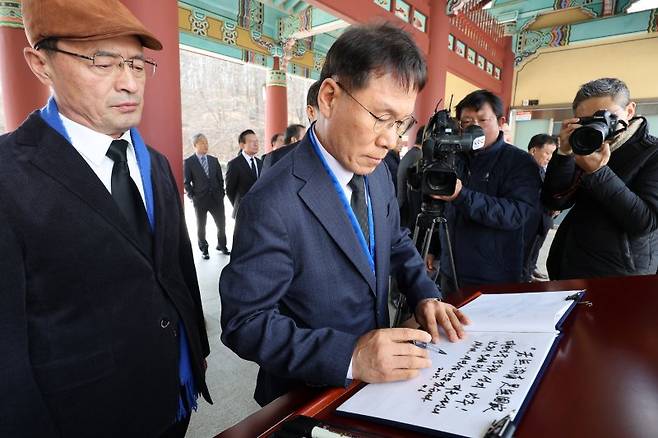 방명록 작성하는 황인권 위원장 (광주=연합뉴스) 조남수 기자 = 더불어민주당 국방안보특별위원회 황인권 위원장이 6일 광주 북구 국립5·18민주묘지에서 방명록을 작성하고 있다. 2025.3.6 iso64@yna.co.kr (끝)