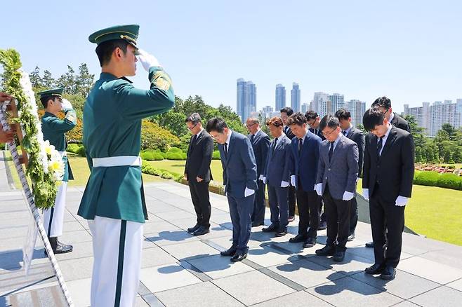 4일 오전 김용식 부산세관장이 남구 유엔기념공원을 찾아 직원들과 함께 참배하고 있다. 부산세관 제공