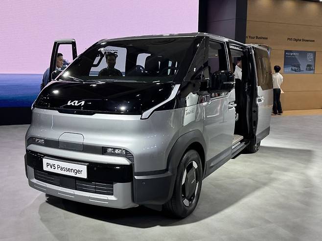 4일 서울 삼성동 코엑스에서 열린 'EV 트렌드 코리아 2025'에 전시된 기아의 목적기반차량(PBV) 'PV5 패신저'. 정원일 기자
