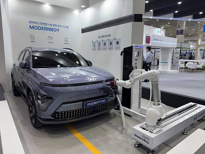 4일 서울 삼성동 코엑스에서 열린 'EV 트렌드 코리아 2025'의 모던텍 부스에서 시연 중인 로봇 충전 기술. 정원일 기자