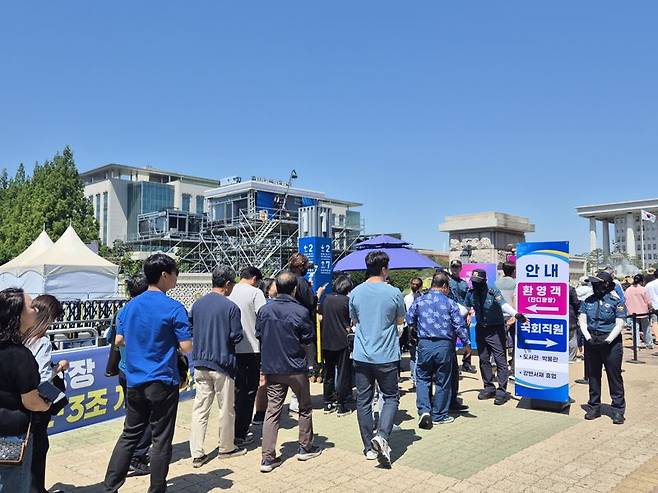 4일 오전 서울 여의도 국회의사당 앞에서 지지자들이 이재명 대통령의 취임선서식 참석을 위해 줄을 서고 있다. 사진=장유하 기자