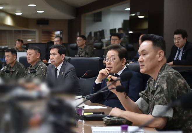 이재명 대통령, 합참 전투통제실 방문 (서울=연합뉴스) 홍해인 기자 = 이재명 대통령이 4일 서울 용산구 합동참모본부 전투통제실을 방문해 김명수 합참의장 등 군 지휘부로부터 군사대비태세 보고를 받고 있다. 2025.6.4 [국방부 제공. 재판매 및 DB 금지] hihong@yna.co.kr (끝)