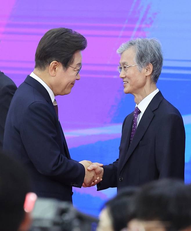 이재명 대통령이 4일 국회에서 열린 제21대 대통령 취임 선서식을 마친 후 조희대 대법원장(오른쪽)과 인사하고 있다. 조 대법원장은 지난달 이 대통령의 공직선거법 위반 사건 2심을 유죄 취지로 파기환송한 바 있다. 연합뉴스