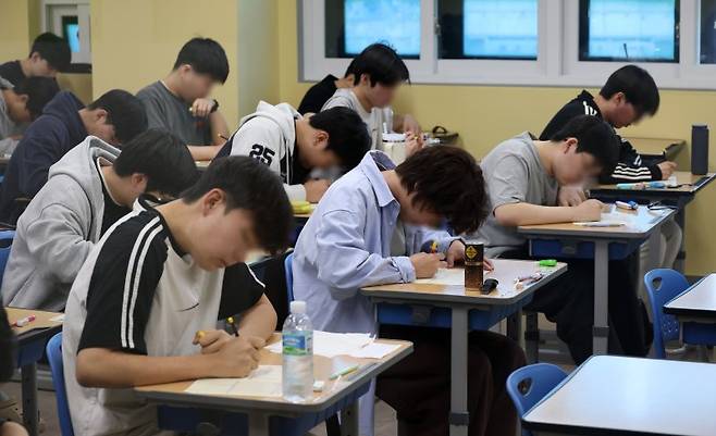 재수생들이 2026학년도 대학수학능력시험 6월 평가원 모의고사 시행일인 4일 오전 서울 양천구 종로학원 고사실에서 답안지를 작성하고 있다. 뉴시스