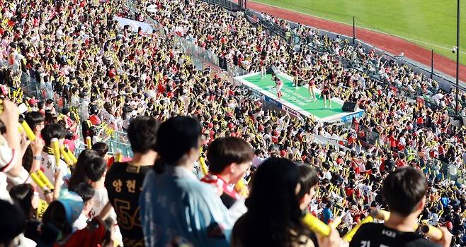 지난 3일 서울 송파구 잠실야구장에서 열린 프로야구 '2025 신한 SOL뱅크 KBO 리그' KIA 타이거즈와 두산 베어스의 경기를 찾은 야구팬들이 열띤 응원을 펼치고 있다. KBO리그는 이날 역대 최소경기로 500만 관중을 돌파, 흥행 열기를 이어가고 있다.뉴스1