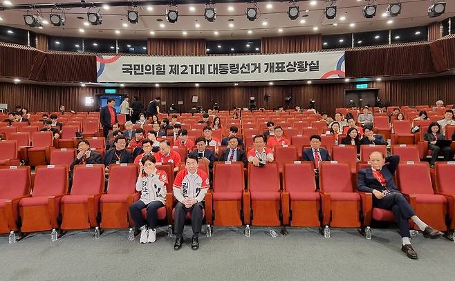 안철수 공동선대위원장, 김용태 비상대책위원장 등 국민의힘 당 지도부가 3일 서울 여의도 국회 도서관에 마련된 국민의힘 개표 상황실에서 제21대 대통령 선거 방송3사 출구조사 결과를 지켜 본 뒤 자리를 지키고 있다.공동취재사진