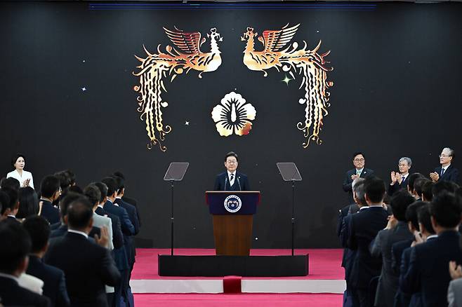 이재명 대통령이 4일 서울 여의도 국회에서 열린 제21대 대통령 취임선서에서 참석자들의 박수를 받고 있다. 국회사진기자단