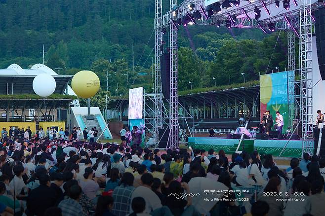 무주산골영화제 등나무 공연장 전경. 무주산골영화제 제공