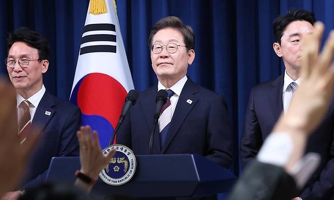 이재명 대통령이 4일 서울 용산구 대통령실 브리핑룸에서 국무총리 후보자, 대통령 비서실장 등 첫 인사 발표를 마치고 기자들의 질문을 받고 있다. 대통령실사진기자단