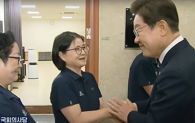 이재명 대통령이 4일 취임선서를 마친 직후 국회 청소노동자들과 만나 인사를 나누고 있다. 한국방송(KBS) 유튜브 갈무리