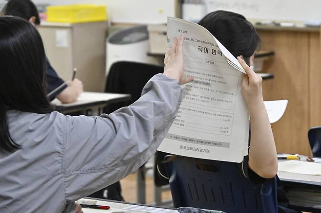 2026학년도 대학수학능력시험 6월 모의평가 시행일인 4일 서울 영등포구 여의도여자고등학교에서 학생들이 시험 준비를 하고 있다. 사진공동취재단