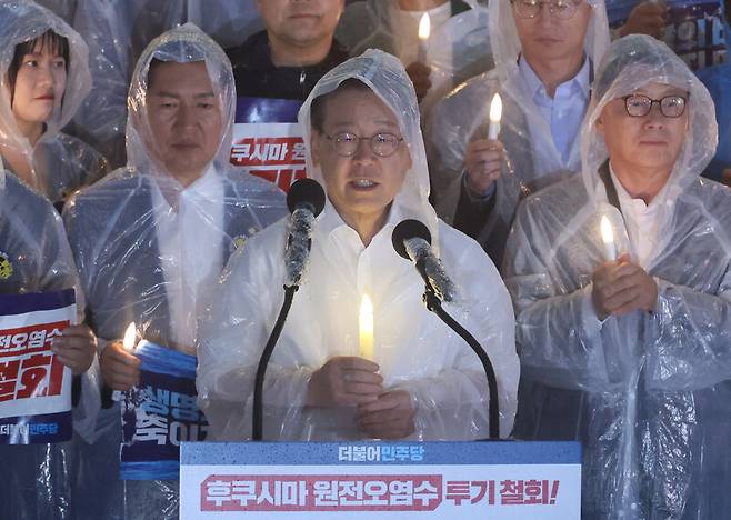 이재명 더불어민주당 대표가 2023년 8월23일 국회 본청 앞 계단에서 열린 후쿠시마 원전오염수 해양투기 철회 촉구 촛불집회에서 발언하고 있다. 연합뉴스