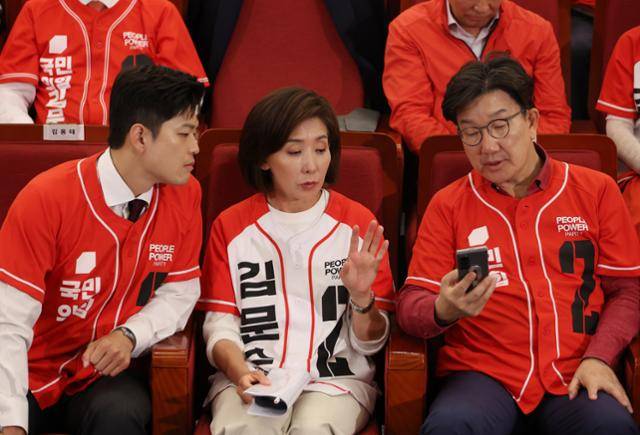 김용태(왼쪽) 국민의힘 비상대책위원장과 권성동(오른쪽) 공동선대위원장이 3일 서울 여의도 국회 도서관에 마련된 제21대 대통령선거 개표상황실에서 출구조사 결과를 지켜보고 있다. 뉴스1