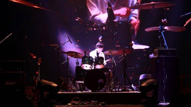 ▲ (오른쪽)정화예대 실용음악학부 기악경연대회 ‘PEAK’에서 드럼 부문 경연이 펼쳐지고 있다.