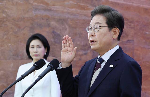 이재명 대통령이 4일 국회 로텐더홀에서 제21대 대통령 취임선서를 하고 있다. 국회사진기자단