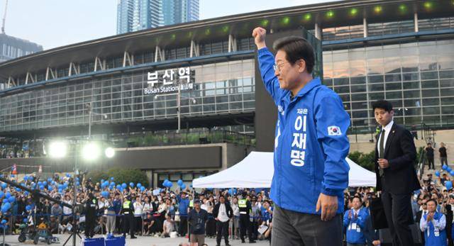 이재명 대통령이 대선을 이틀 앞둔 1일 부산 동구 부산역 광장에서 유권자들에게 지지를 호소하고 있다. 부산=고영권 기자