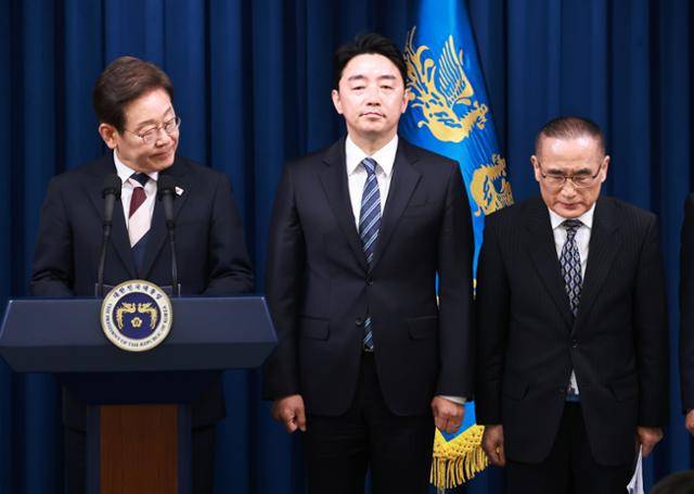 이재명 대통령이 4일 서울 용산 대통령실 청사에서 강훈식(가운데) 대통령 비서실장과 위성락 국가안보실장을 소개하고 있다. 연합뉴스