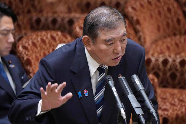 이시바 시게루 일본 총리가 2일 도쿄 참의원 예산위원회 회의에 참석해 의원들 질의에 답변하고 있다. 도쿄=AFP 연합뉴스