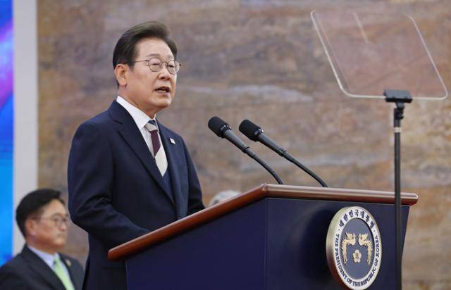 이재명 대통령이 4일 서울 여의도 국회 로텐더홀에서 열린 제21대 대통령 취임 선서식에 참석해 취임사를 하고 있다. 뉴시스