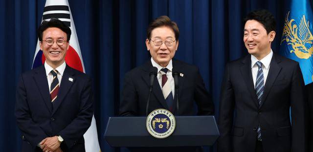 이재명 대통령이 4일 서울 용산 대통령실청사에서 국무총리 후보자 등 인선에 대해 발표하고 있다. 왼쪽부터 김민석 국무총리 후보자, 이 대통령, 강훈식 비서실장. 왕태석 선임기자