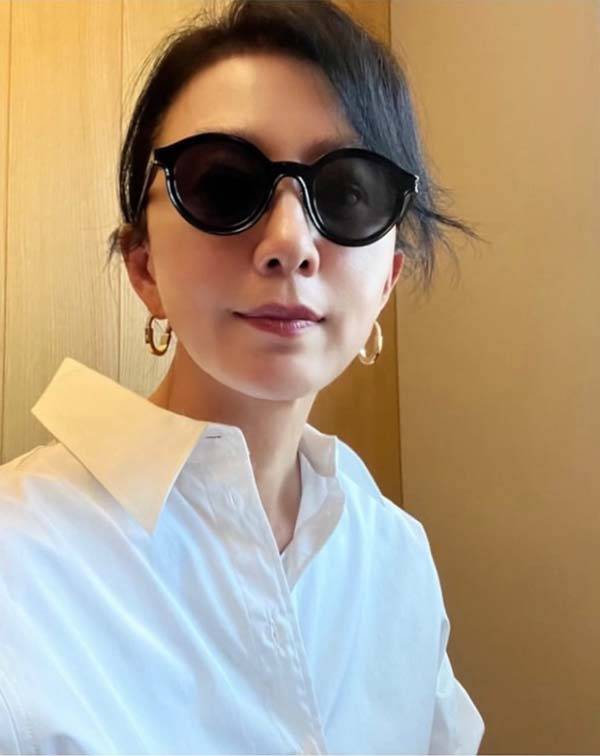 배우 김희애씨는 편안하고 부드러운 목소리를 내는 중년 여배우로, '명품 연기에 목소리도 한 몫을 한다'는 평가가 많은 편이다./사진=김희애 인스타그램