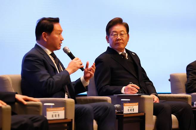 <yonhap photo-4230=""> 최태원 대한상의 회장 발언 듣는 이재명 대선 후보. 연합뉴스</yonhap>