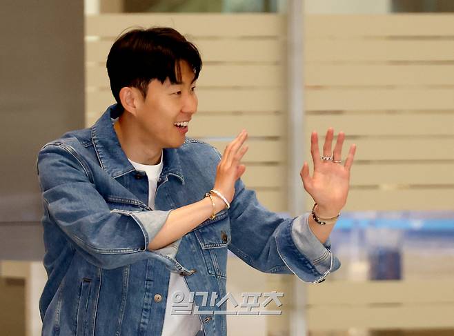 유럽축구연맹(UEFA) 유로파리그 우승을 거둔 영국 프리미어리그 토트넘 홋스퍼의 손흥민이 축구국가대표팀 합류를 위해 27일 인천국제공항을 통해 귀국해 팬들과 인사하고 있다. 인천공항=김민규 기자 mgkim1@edaily.co.kr /2025.05.27/