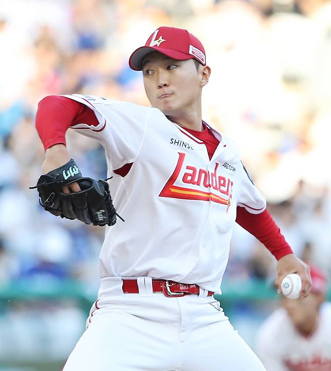 4일 인천 삼성전에 선발 등판해 투구하는 김건우. SSG 제공