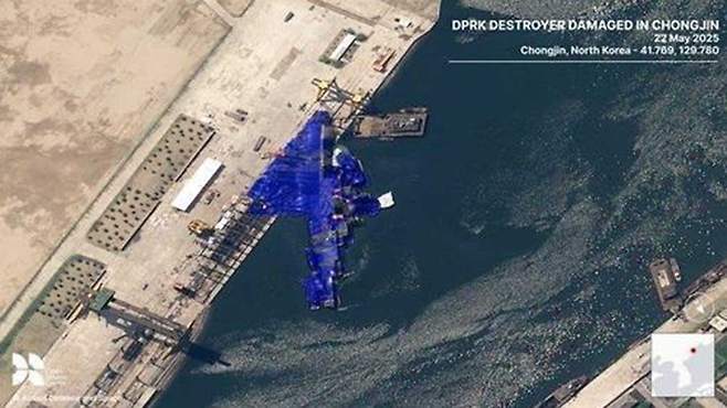 진수 사고 후 위장막으로 덮인 북한 5천t급 구축함의 위성사진 [연합뉴스/영국 싱크탱크 오픈소스센터 엑스 계정]