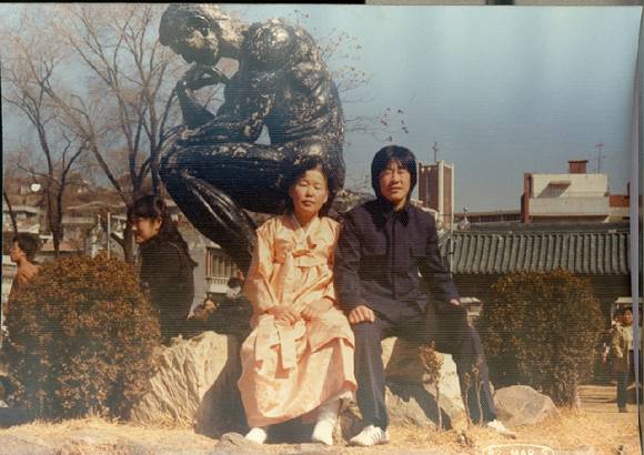 제21대 대통령으로 당선이 확정된 이재명 더불어민주당 대선 후보의 1982년 대학 입학식에 교복을 사 입고 간 모습 [사진=이재명 후보 측 제공. DB 및 재판매 금지]
