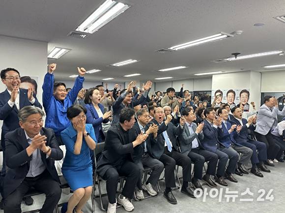 더불어민주당 부산시당 선대위가 3일 제21대 대통령선거 출구조사 결과를 지켜보고 환호성을 외치고 있다. [사진=정예진 기자]