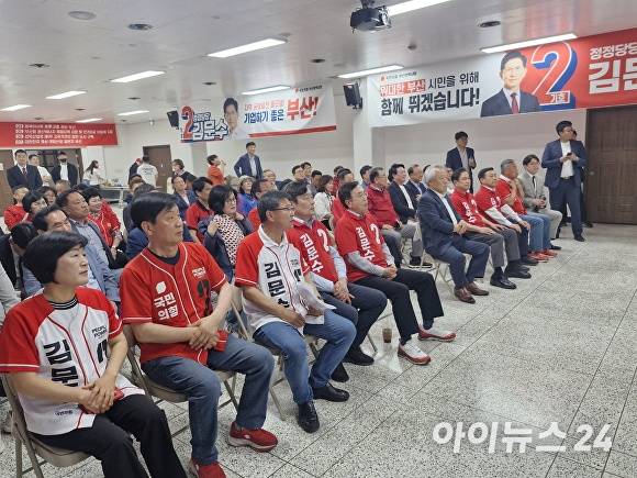 3일 오후 국민의힘 부산시당에 마련된 개표상황실에서 당직자와 지지자들이 21대 대통령선거 개표방송을 지켜보고 있다. [사진=박채오 기자]