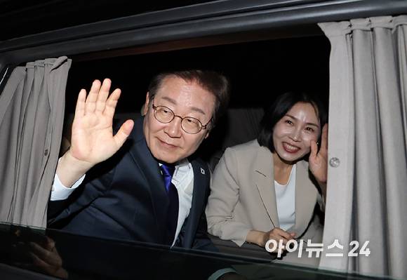 제21대 대통령에 당선된 이재명 대통령과 김혜경 여사가 4일 여의도 국회앞에서 국민개표방송을 마치고 차에서 인사를 하며 떠나고 있다.[사진=곽영래 기자]