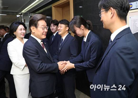 제21대 대통령 취임식이 열린 4일 오전 서울 여의도 국회에서 이재명 대통령이 취임식을 마친뒤 국회방호과 직원들과 인사를 나누고 있다. [사진=국회시잔취재단]