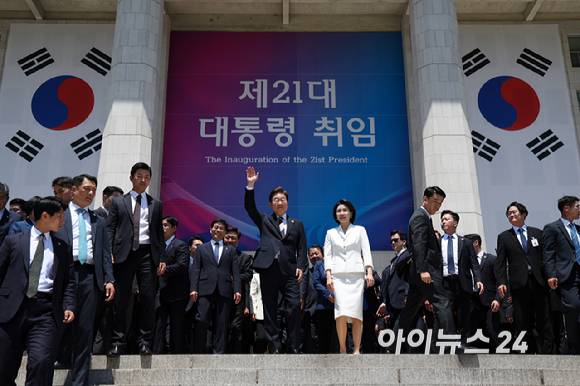 이재명 대통령 내외가 4일 오전 서울 여의도 국회 로텐더홀에서 취임 선서를 마치고 나와 잔디광장에 모인 시민들을 향해 인사하고 있다. [사진=국회시잔취재단]