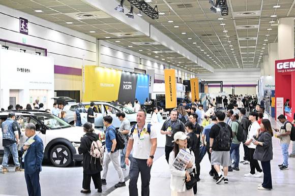 지난 3일 서울 코엑스에서 열린 'EV 트렌드 코리아 2025'를 찾은 관람객들이 전시장을 둘러보고 있다. [사진=한국배터리산업협회]